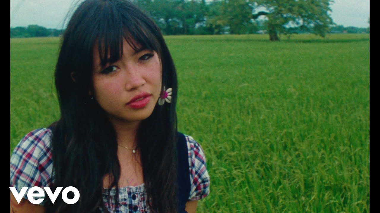 beabadoobee - Glue Song (Official Music Video)