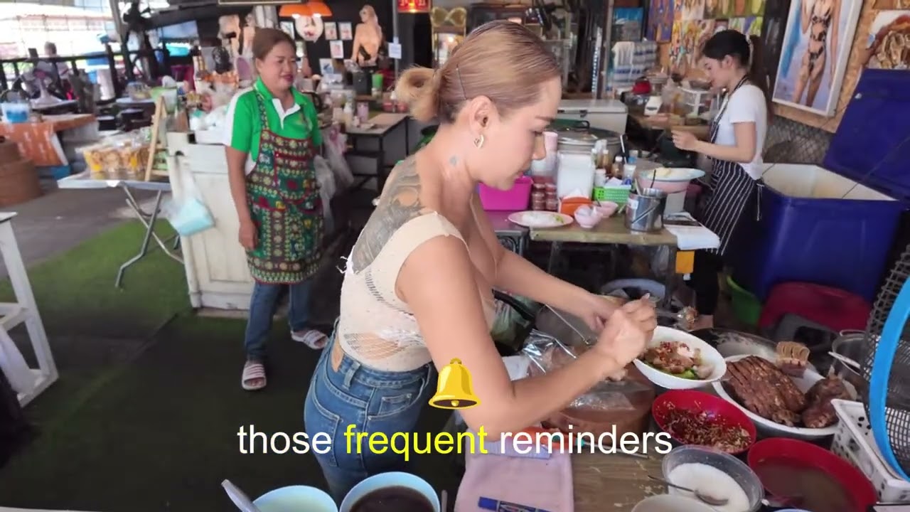 Beautiful Lady Selling Tasty Noodles & Thai Food – Street Food