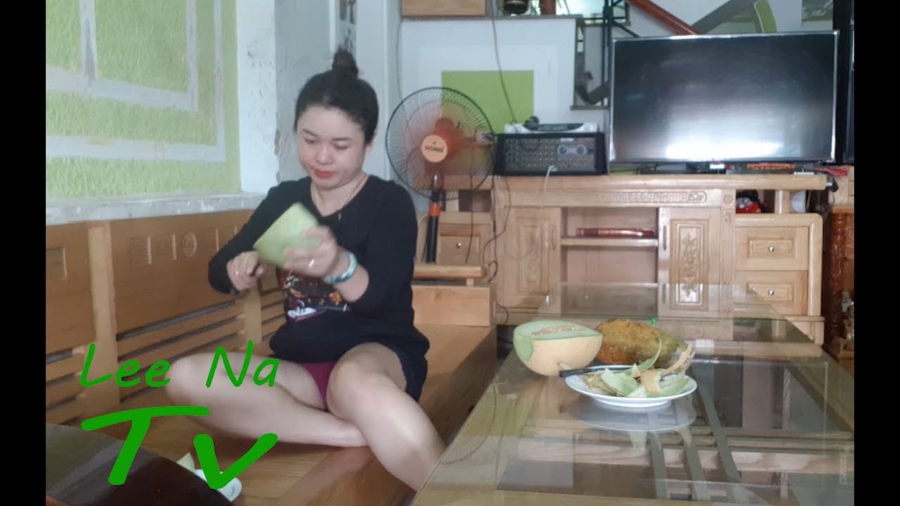 Beautiful Single Mom Paring Dessert Fruit For Lunch || Lee Na Tv