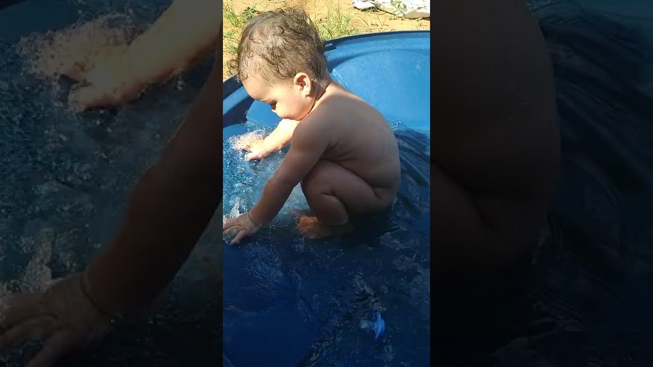 bebê tomando banho na tampa da caixa d'água 😂 #piscina #banho
