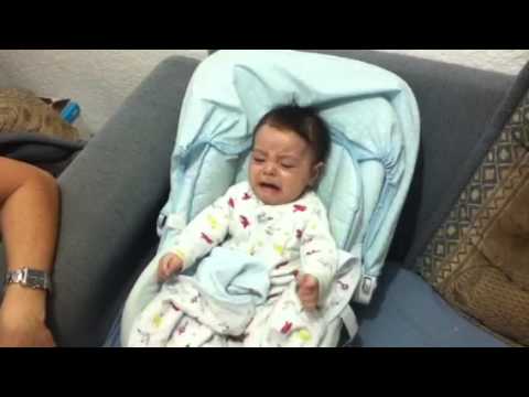 Bebe de 4 meses llora por su iphone!