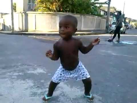 Bebe fofo dançando funk