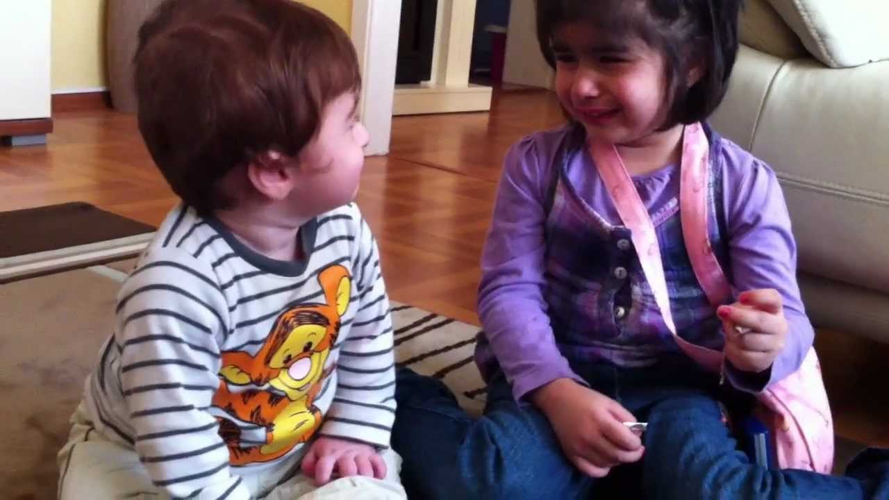 Bebegin ablasini teselli edisi.
