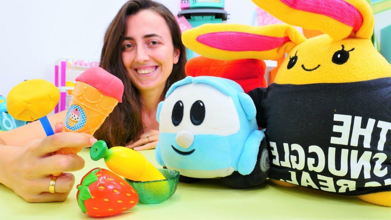 Bebek videoları.  Sevcan oyuncak kamyon Leo ve Lucky için meyveden dondurma yapıyor