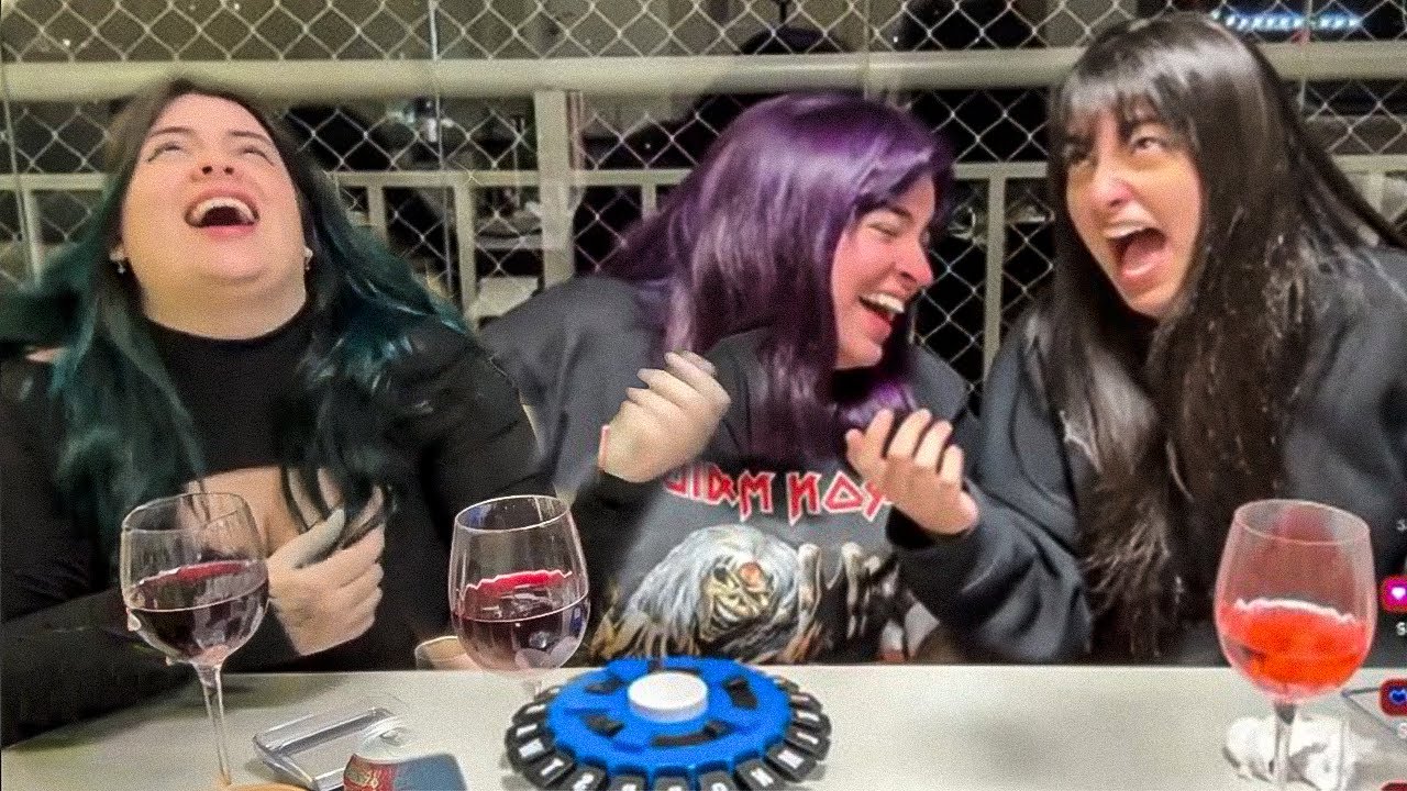 bebeno com a @yullalol e @MarianaAlpha