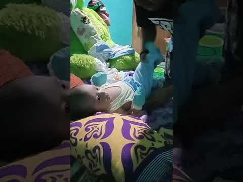 Belajar urusin bayi.
