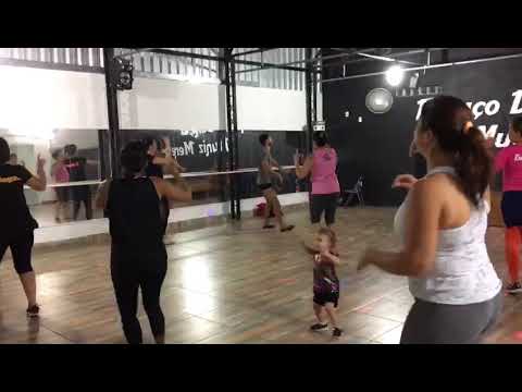 Bella arrasando na ZUMBA com sua mamãe Valessa Menezes