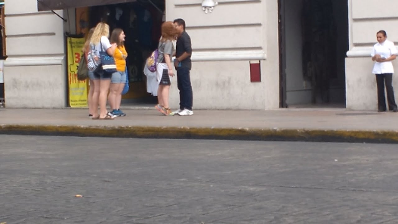 Besos con magia | Kissing prank | ★AK★