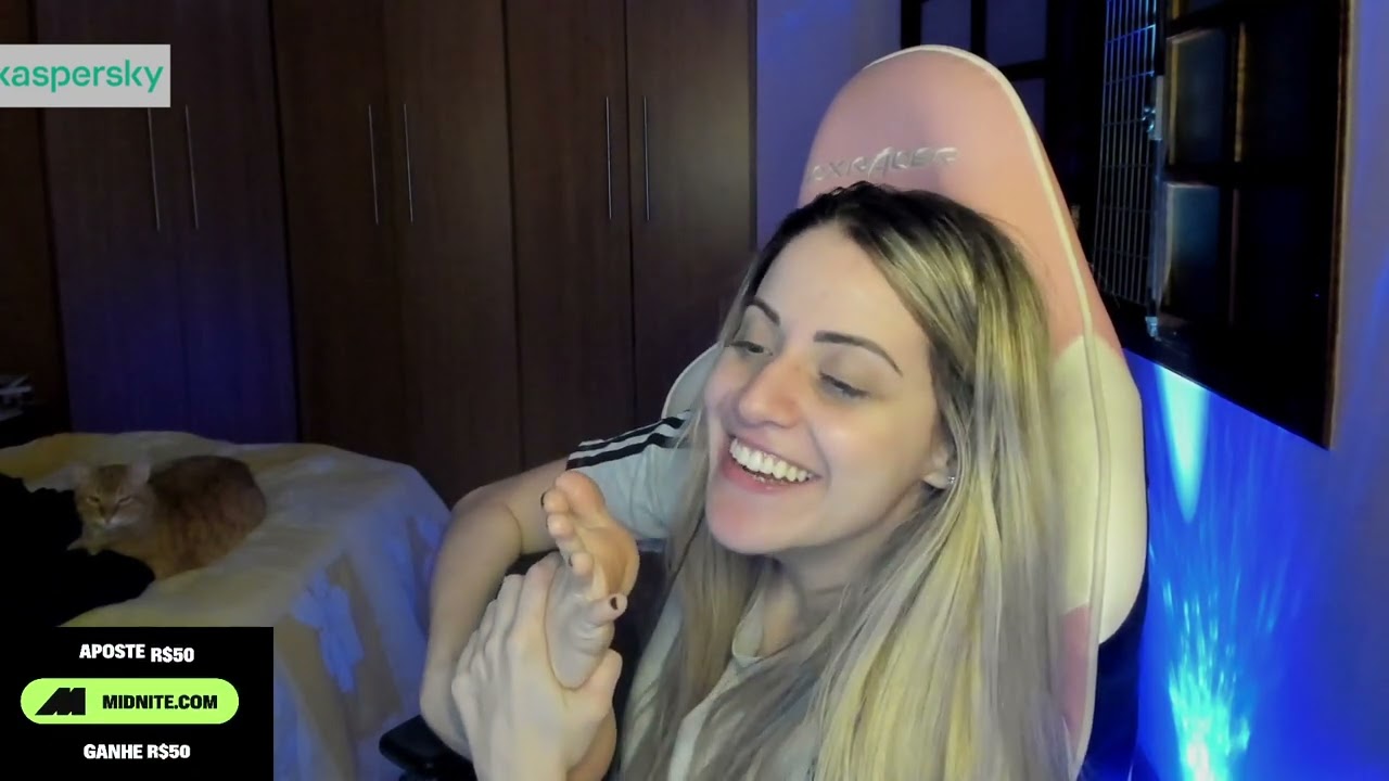BIANQUINHA ENGOLINDO O PROPRIO PÉ