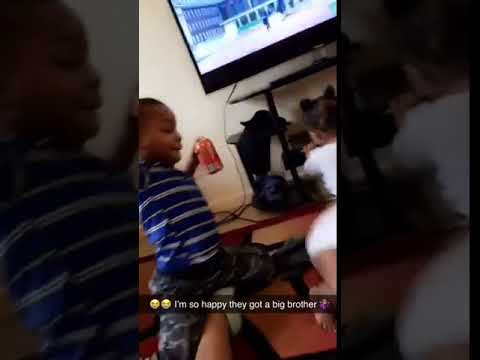 Big Brother Doesn't Want Twin Baby Sisters to Twerk - 1031301