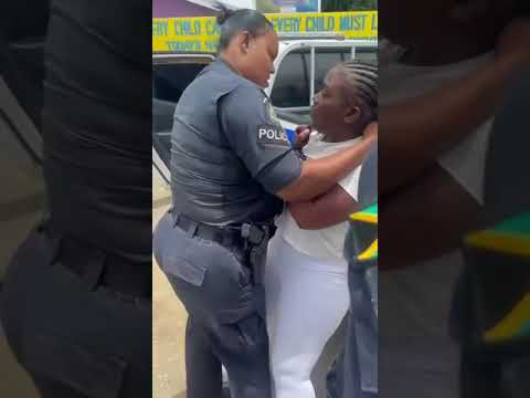 BIG FIGHT BETWEEN JAMAICAN POLICE WOMAN AND A CIVILIAN INNA DI MIGGLE OF DI DYAH
