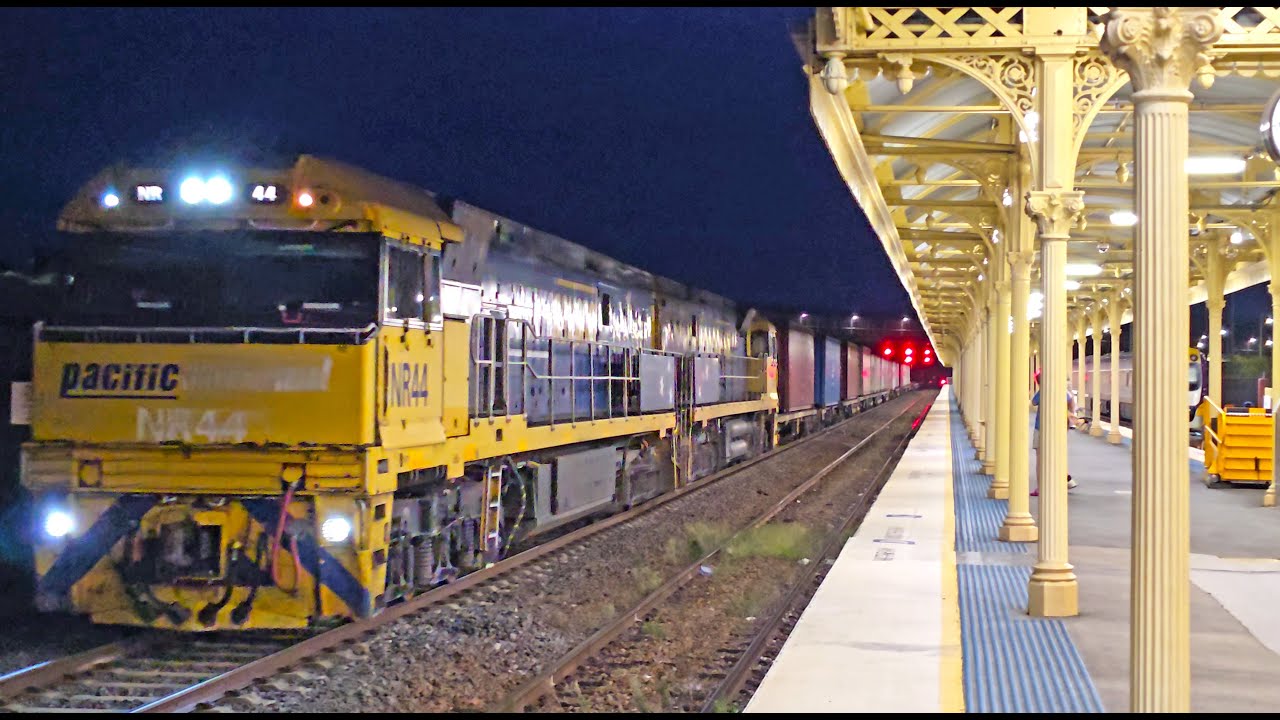 BIG NIGHT FREIGHT TRAINS through Albury railway Station