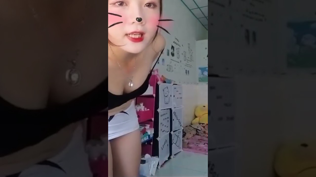 Bigo em sinh viên Thùy Trang lộ sịp màu hường2