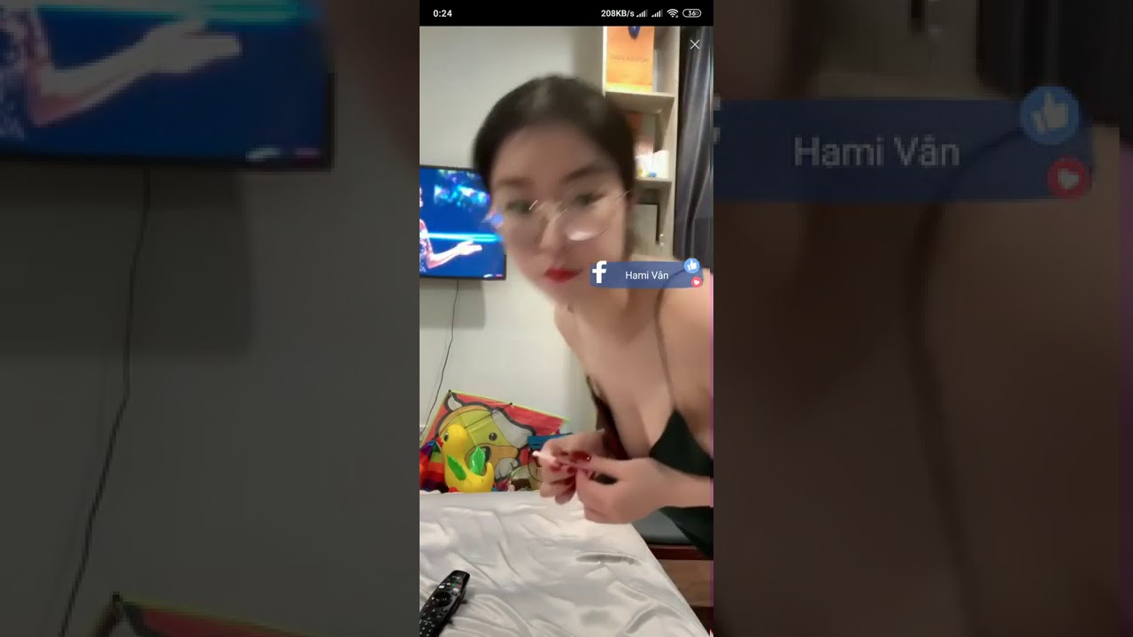 Bigo live em gái mặc váy ngủ ngắn lộ hàng, thả rông