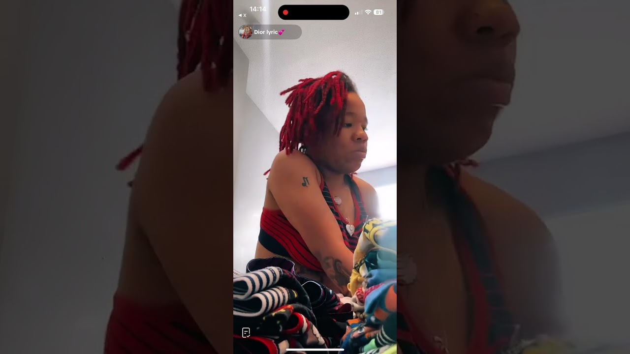 Black Preggo in Dreads Cleaning