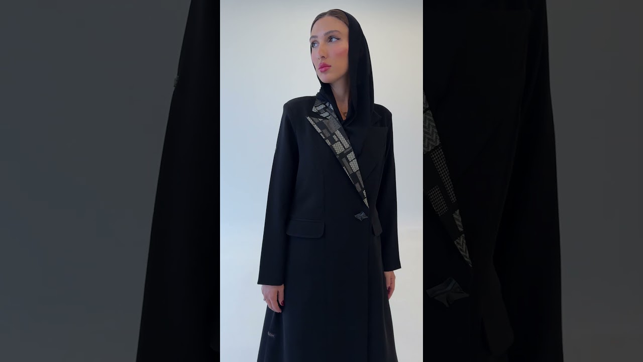 BLK-7372 - عباية بليزر سوداء كريب بجيوب بتدخيلة منقشة - Candid