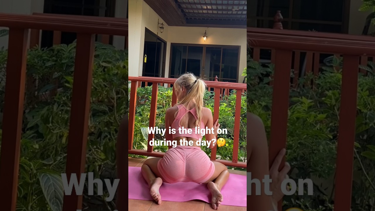 Blonde girl twerk