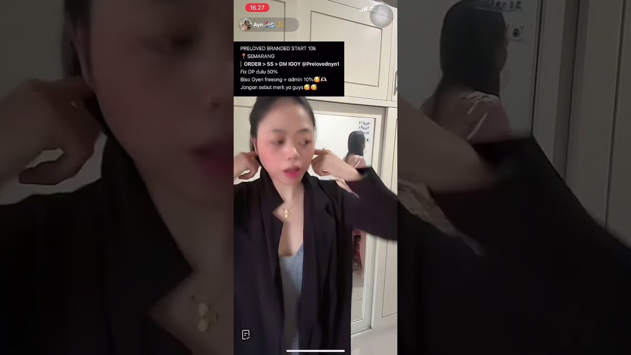Blunder ganti baju kelihatan dari kaca