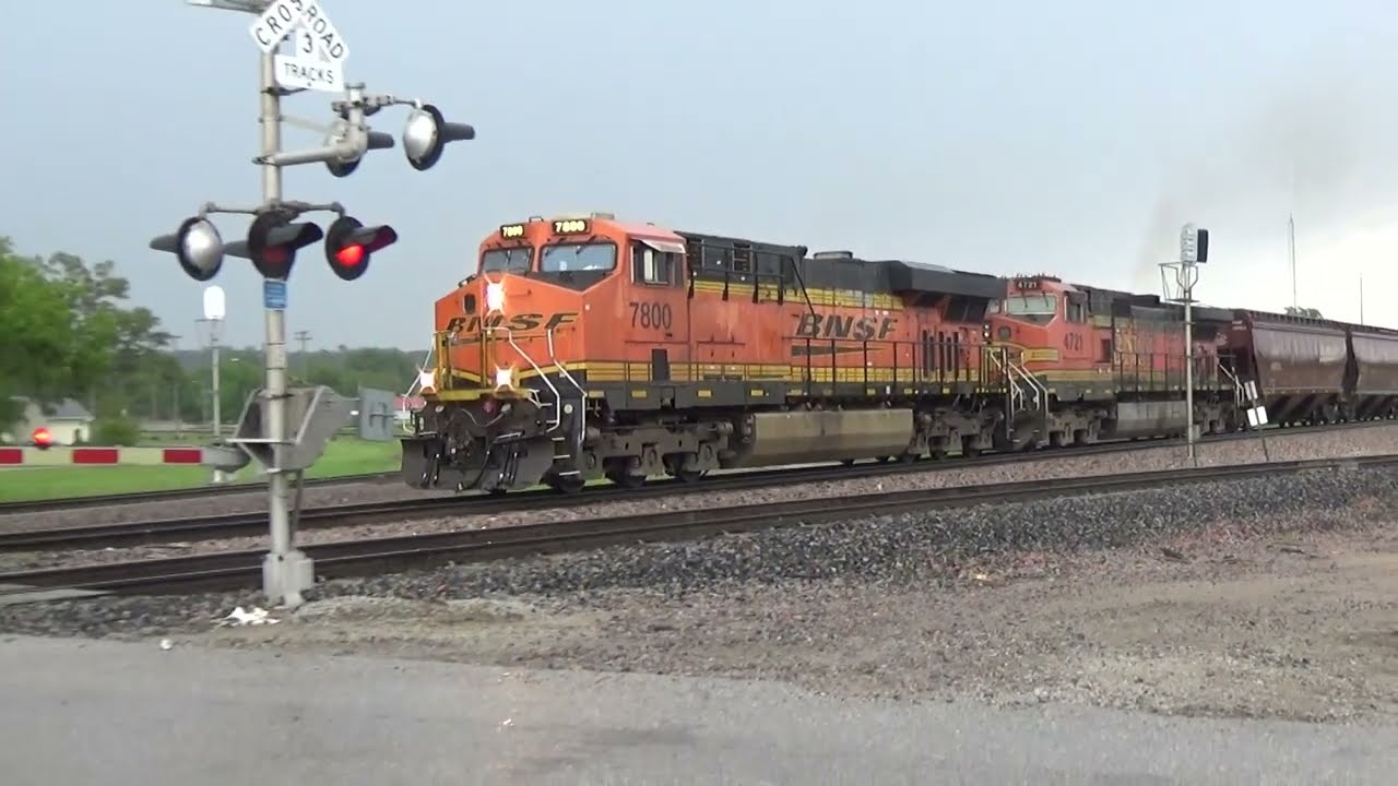 BNSF 7800 leads a westbound grain train in a rainy Pacific Junction, Iowa.