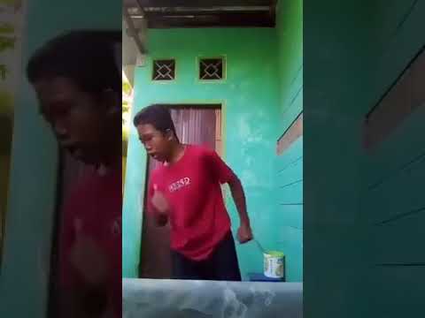 Bocil baju merah joged