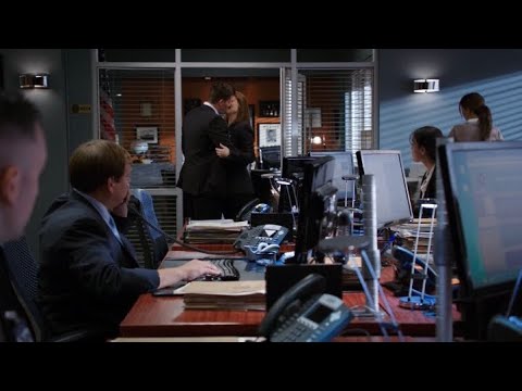 Bones 9x04 - Booth kisses Brennan in front of his office