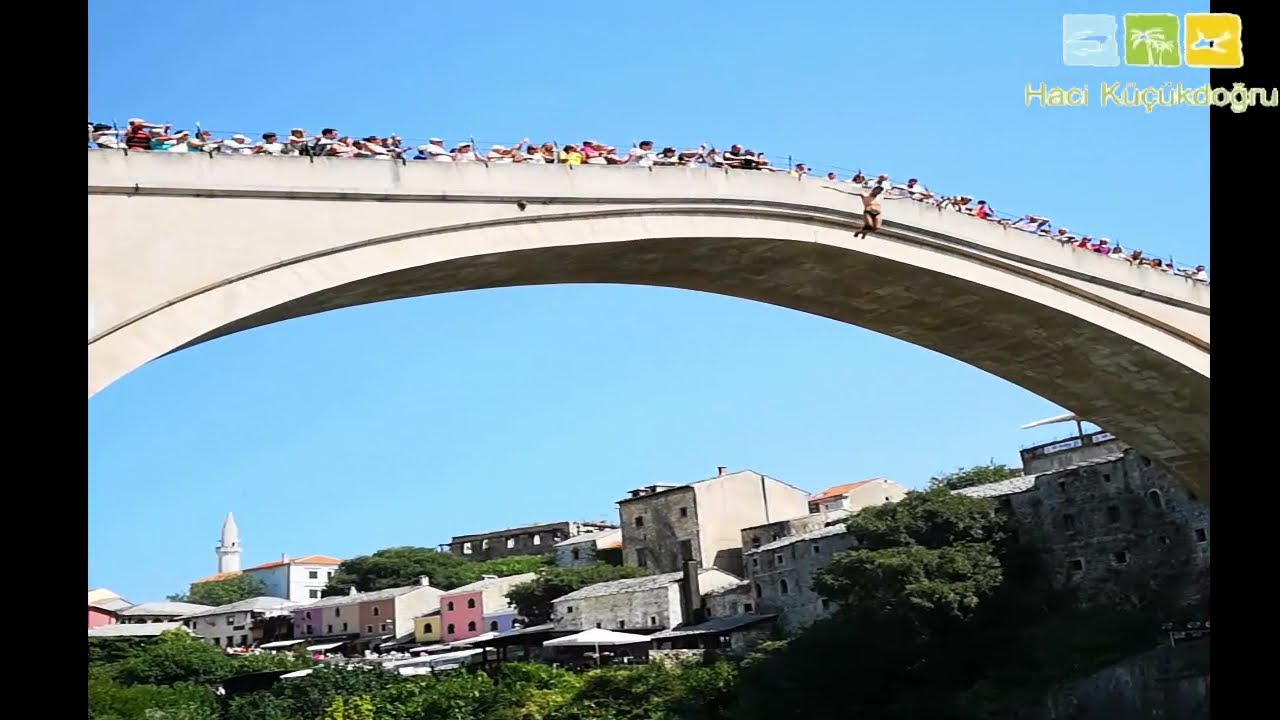 Bosna-Hersek Mostar köprüsünde atlama gösterisi.