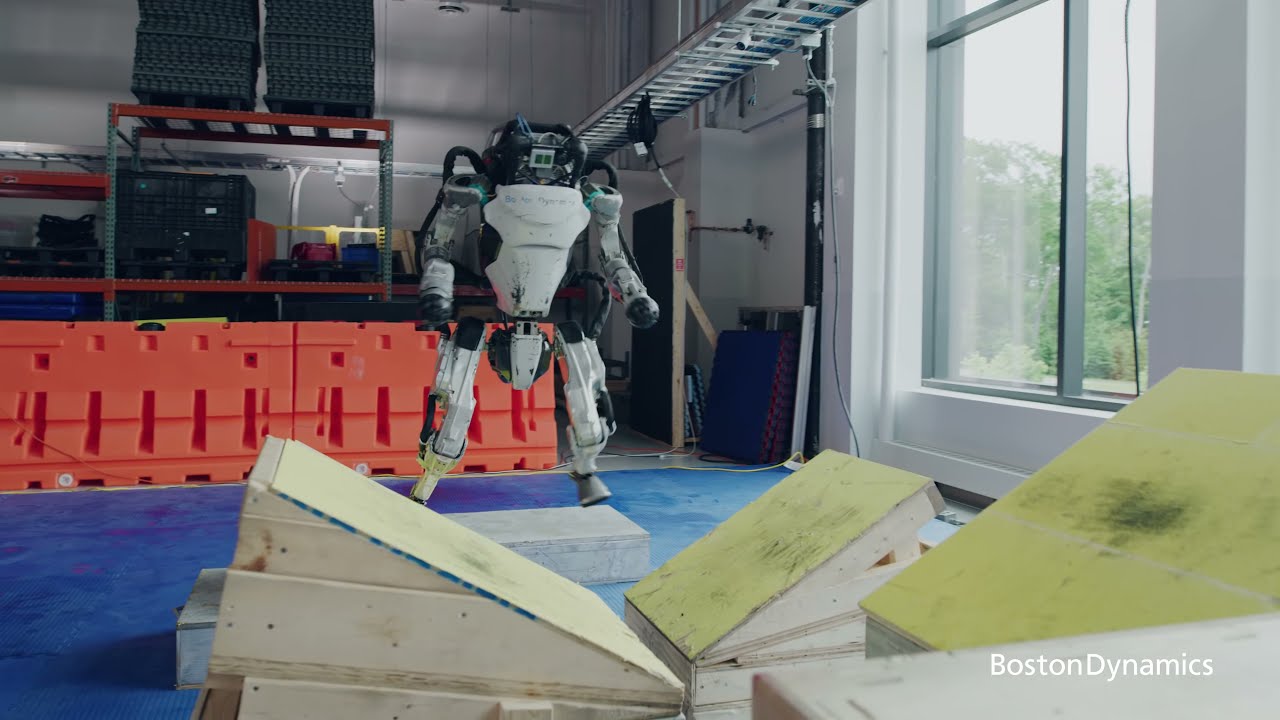 Boston Dynamics - 17.08.2021 - Robot - Atlas   Partners in Parkour - GREAT - (4k)