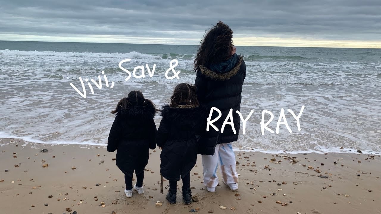 BOURNEMOUTH VLOG - FEEDING BIRDS & FUN ON THE BEACH | Vivi, Sav & Ray Ray