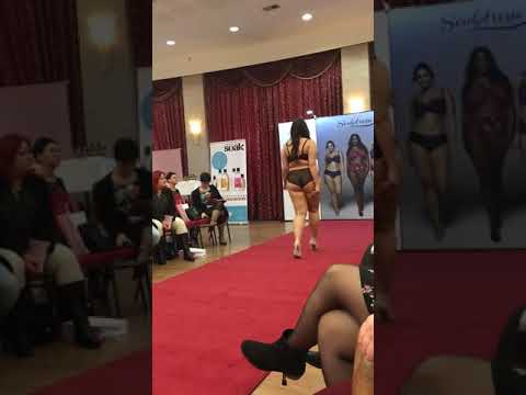 Bra Penty Model Walk In Paris