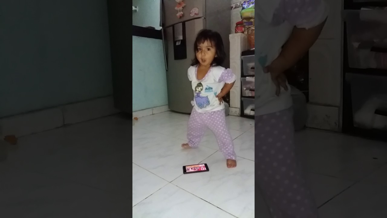 Brianna Leiva moviendo El toto