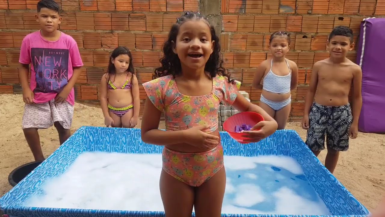 Brincadeira na piscina