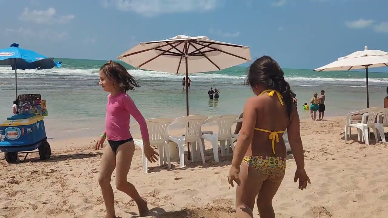 Brincando com areia na praia