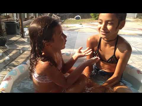 brincando com minha irmã na piscina ♥️