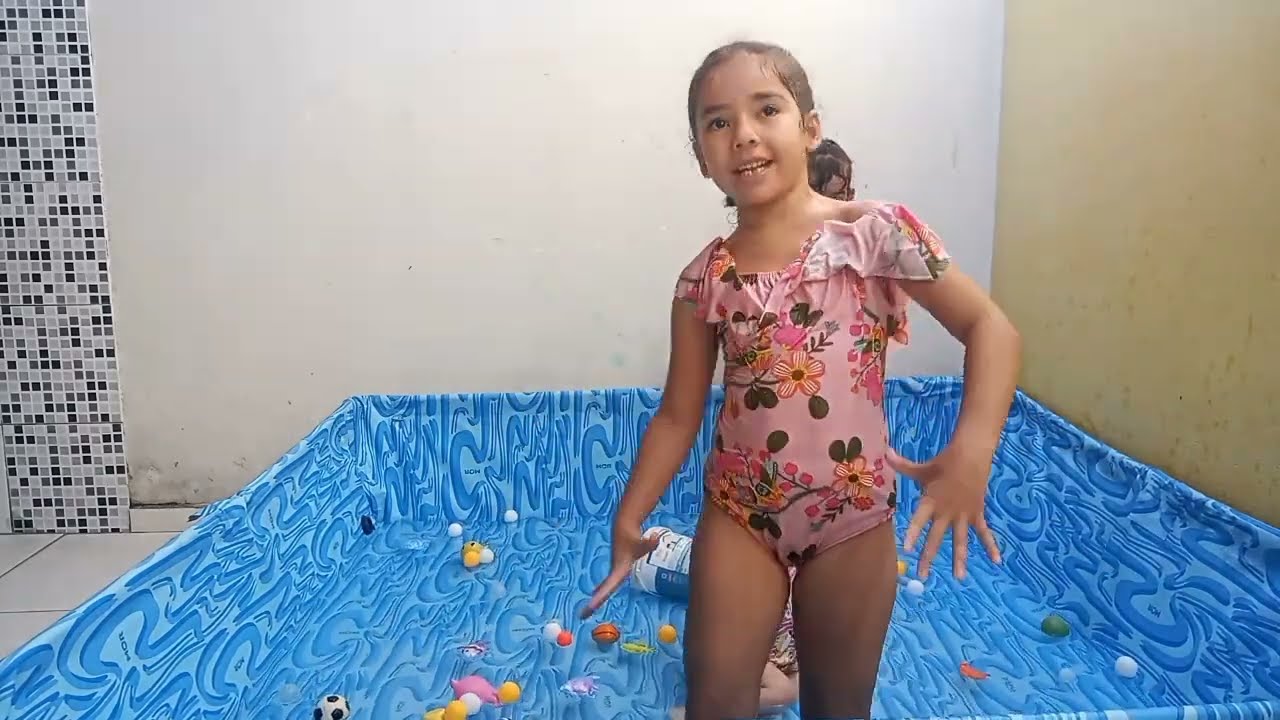 BRINCANDO DE BATATINHA FRITA NA PISCINA COM MINHAS PRIMAS.