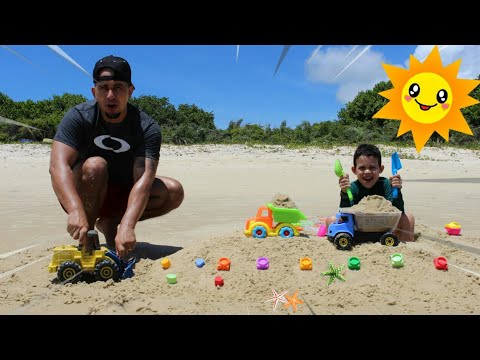 BRINCANDO NA AREIA DA PRAIA COM TRATOR E CAMINHÃO - Especial de Férias