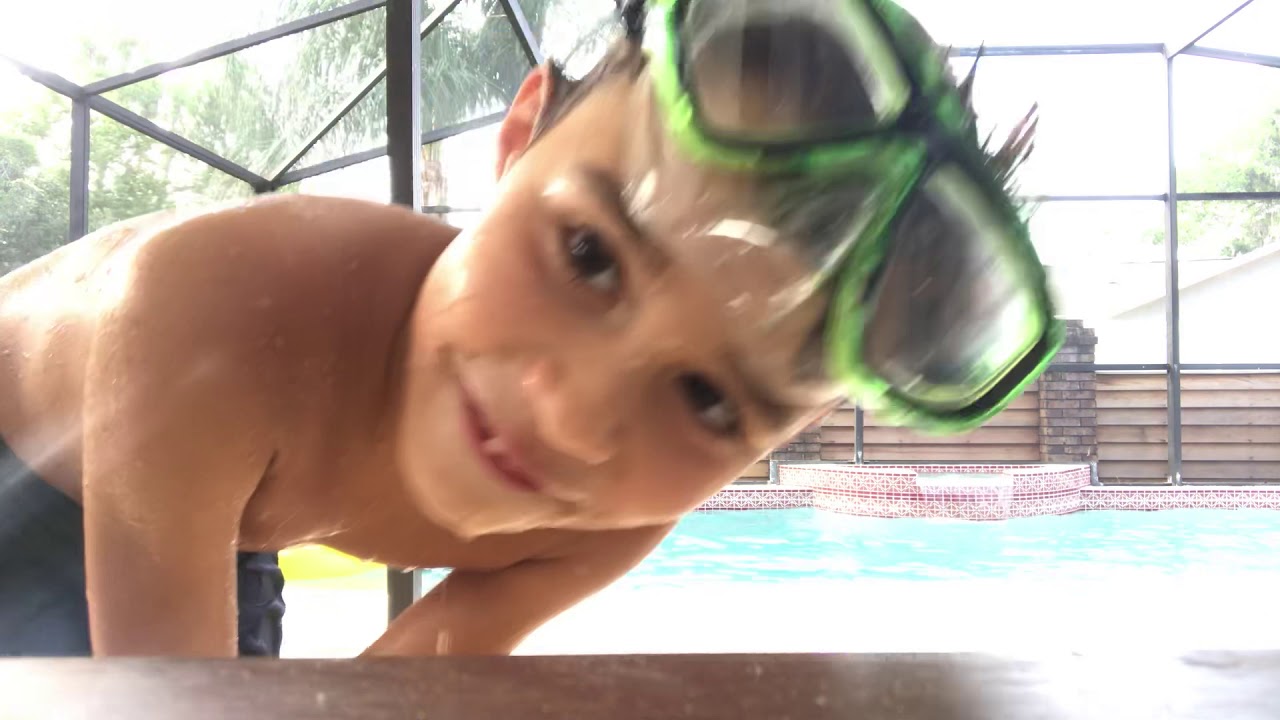 Brincando na piscina 🏊‍♂️