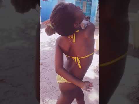 Brincando na piscina em itamaraca com a minha amiga natali
