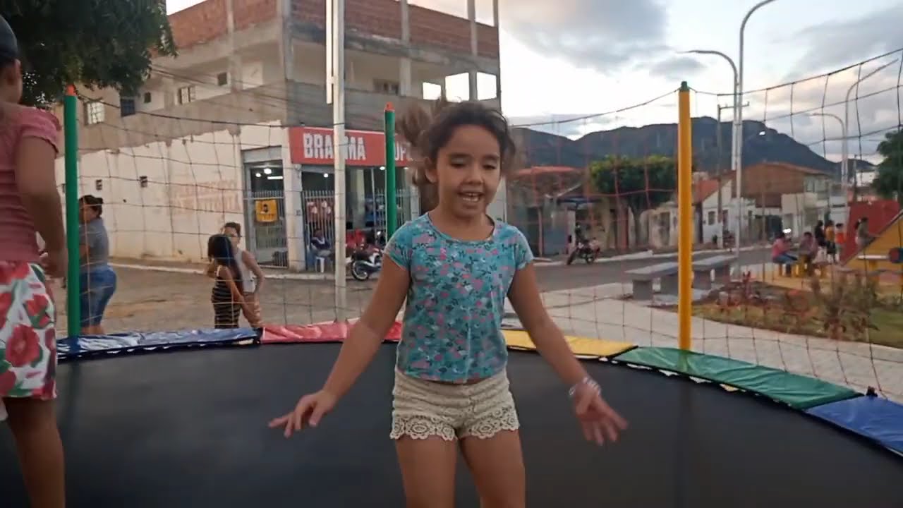 BRINCANDO NO PARQUINHO COM A MAMÃE.
