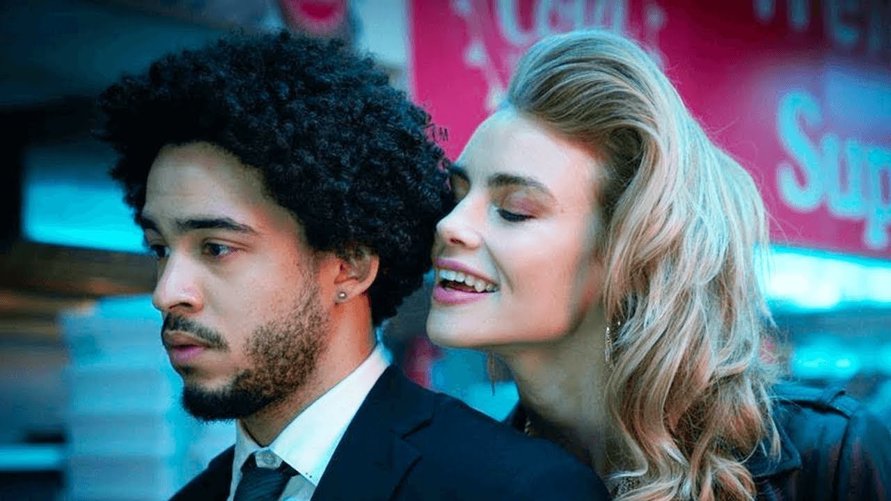 Bu Adam Güzel Vampirlerin Olduğu Bir Odada Sıkışıp Kalıyor! Film ÖZETİ!