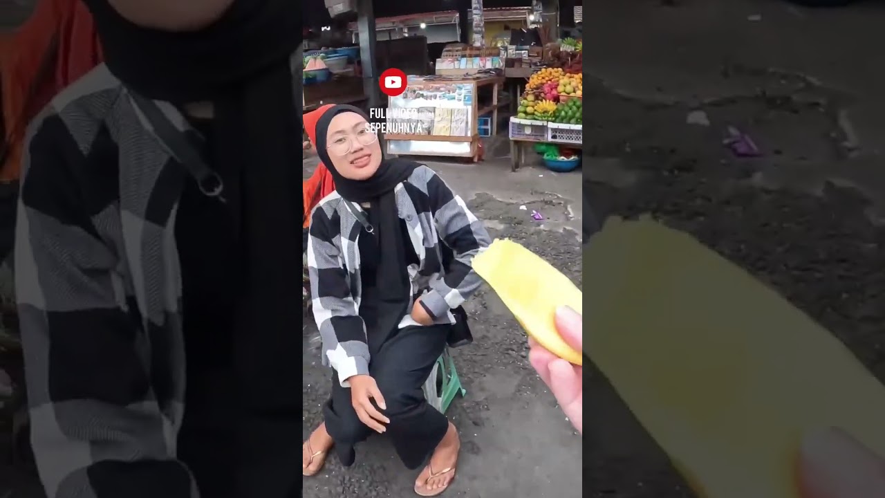 Bule Foreigner Flirting with Indonesian Girl 😱