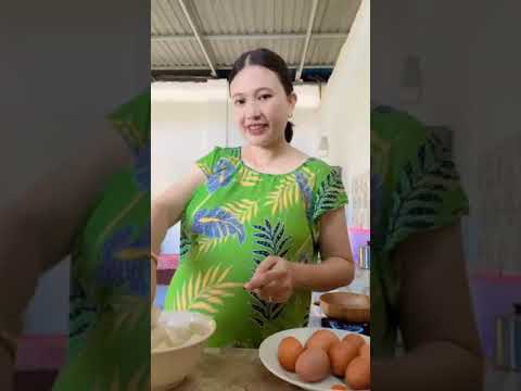 bumil besar elus perut sambil live masak di dapur