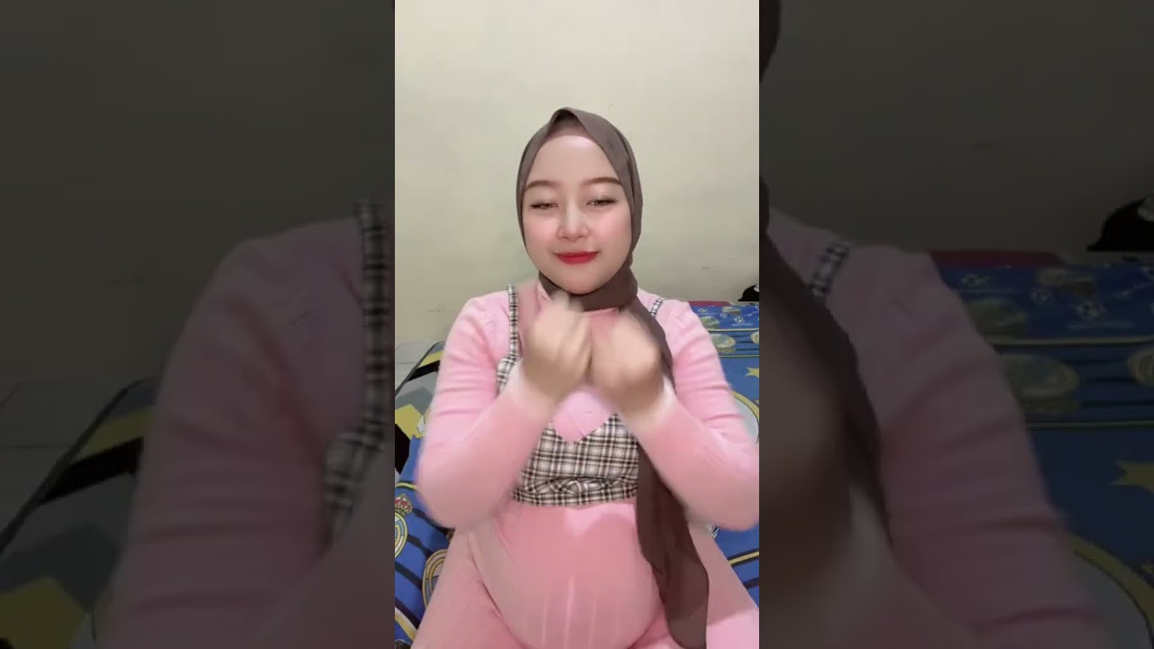 Bumil Hijab Ceria: Joget Santai di Kasur dengan Perut Bulat!