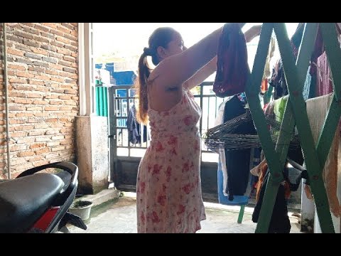 Bunda gemoy jemur baju di pagi.hari