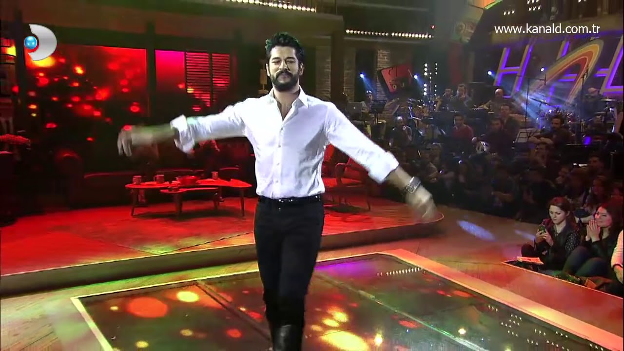 Burak Özçivit Beyaz Show'da zeybek oynadı!