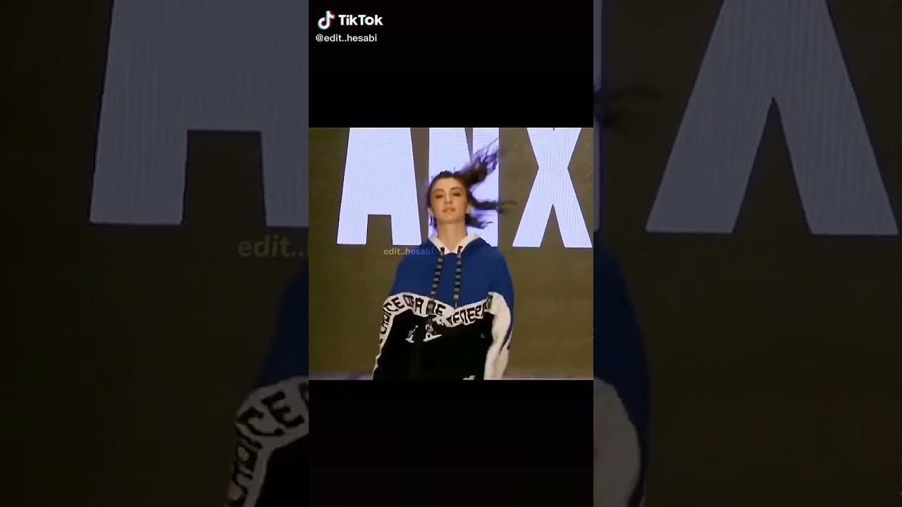Burcu Özberk mini etek gosterisi