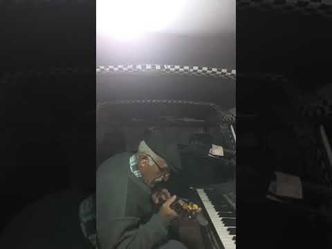 Burdurlu Amat Dayı Sazı Eline Almış