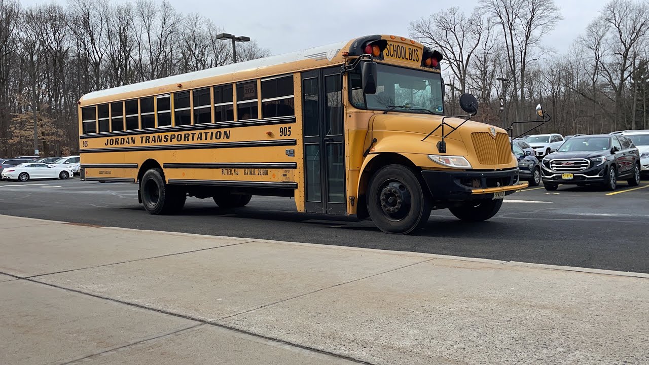 Bus 905 Pulling In - 2009 IC CE 300