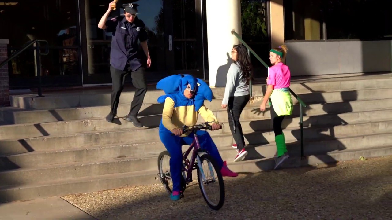 BUTTCHEEK SONIC RUNS FROM THE  LAW!