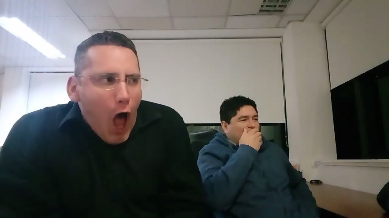 Cagar las tripas. Video reaccion. (Increible)