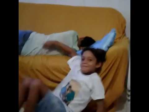 Caindo do sofá Italo e Iury